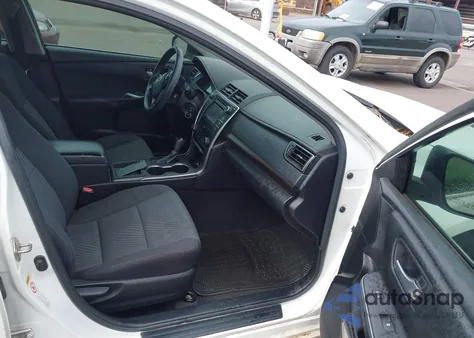 2015 Toyota Camry Le/Xle/Se/Xse z USA, uszkodzony, nr VIN 4T1BF1FK1FU877907